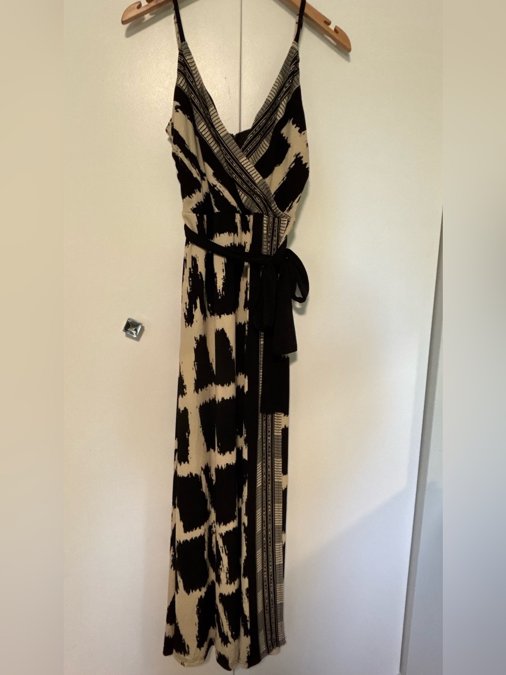 Le Chateau Abstract Print Black and Cream V-Neck Maxi Summer Dress Side Slit - Picture 4 of 7